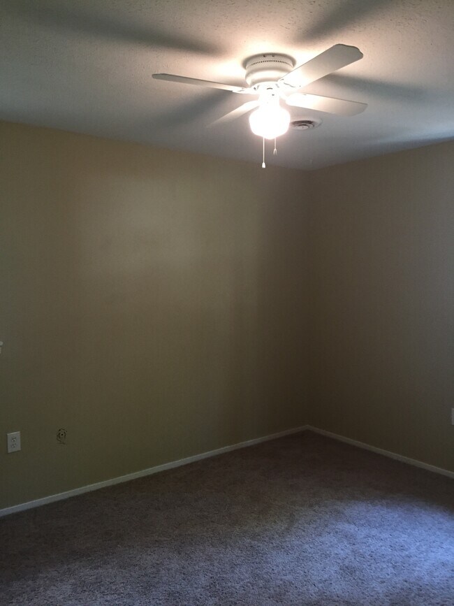 Foto del edificio - 3328 Oakview Dr