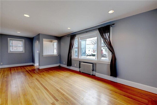 Building Photo - 157 Sandringham Ave