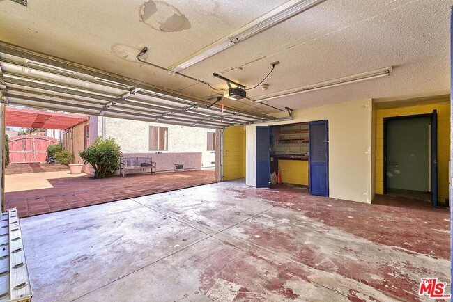 Building Photo - 429 S Orange Dr