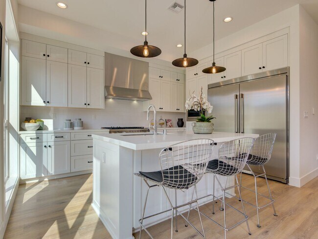 Foto del edificio - Fantastic 2 Story Farm House style Home wi...