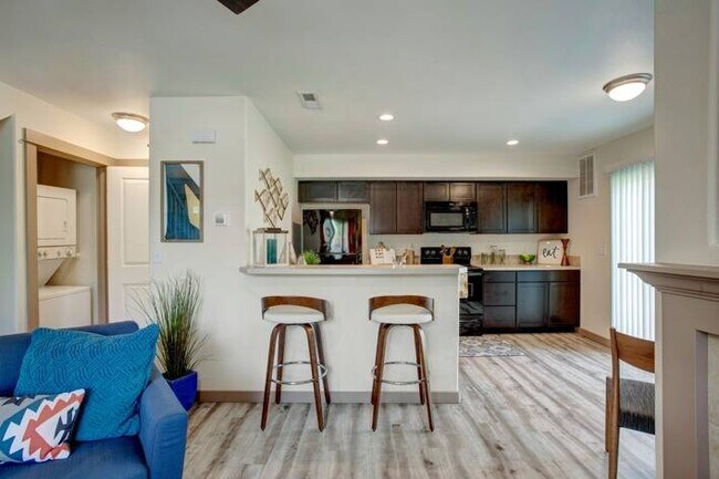 Espaciosa sala de estar de concepto abierto en Navigator Villas - Navigator Villas