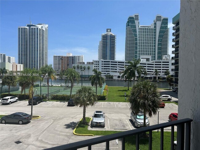 Foto del edificio - 400 Leslie Dr