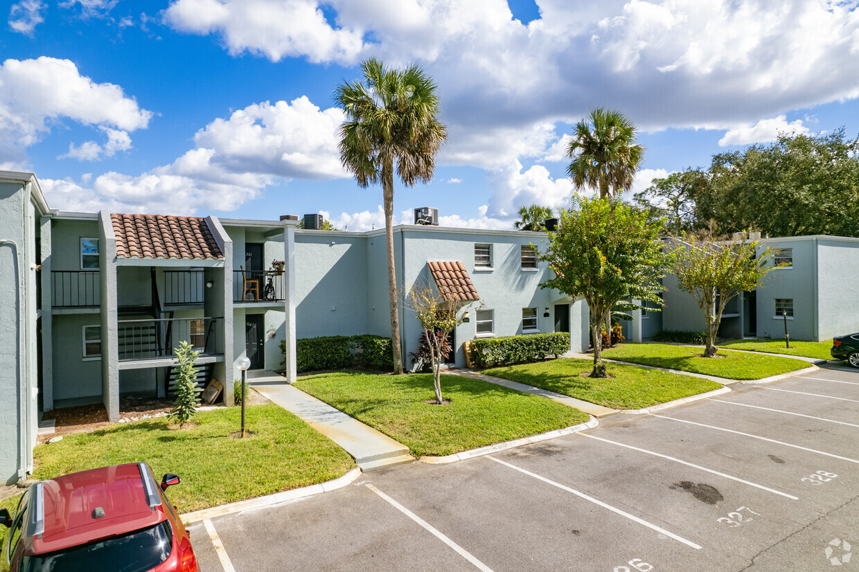 2806 Somerset Park Drive Tampa, FL - Alexandria Garden