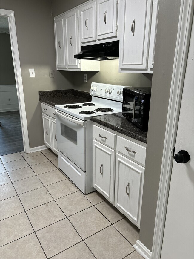 Foto del edificio - 6211 Midsummer Way