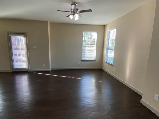 Building Photo - 3605 Valley Vista Dr