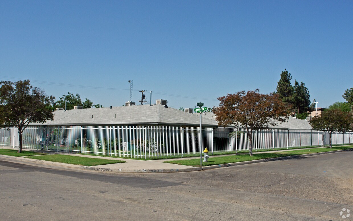 Building Photo - 1343 N Mariposa St