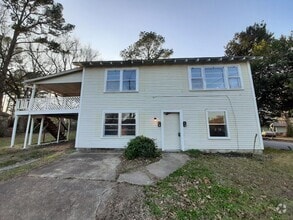 Building Photo - 609 N Oak St