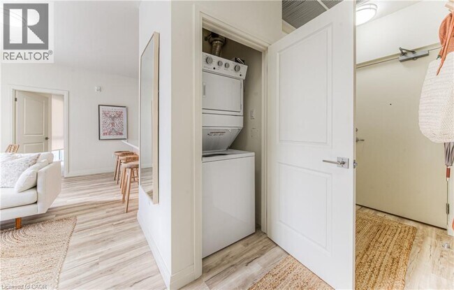 Photo du bâtiment - 301 Westmount Rd W