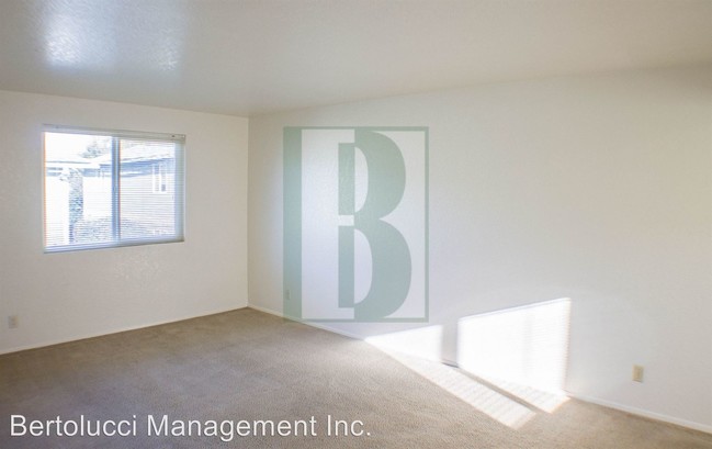 Building Photo - 809-875 Plymouth Dr NE