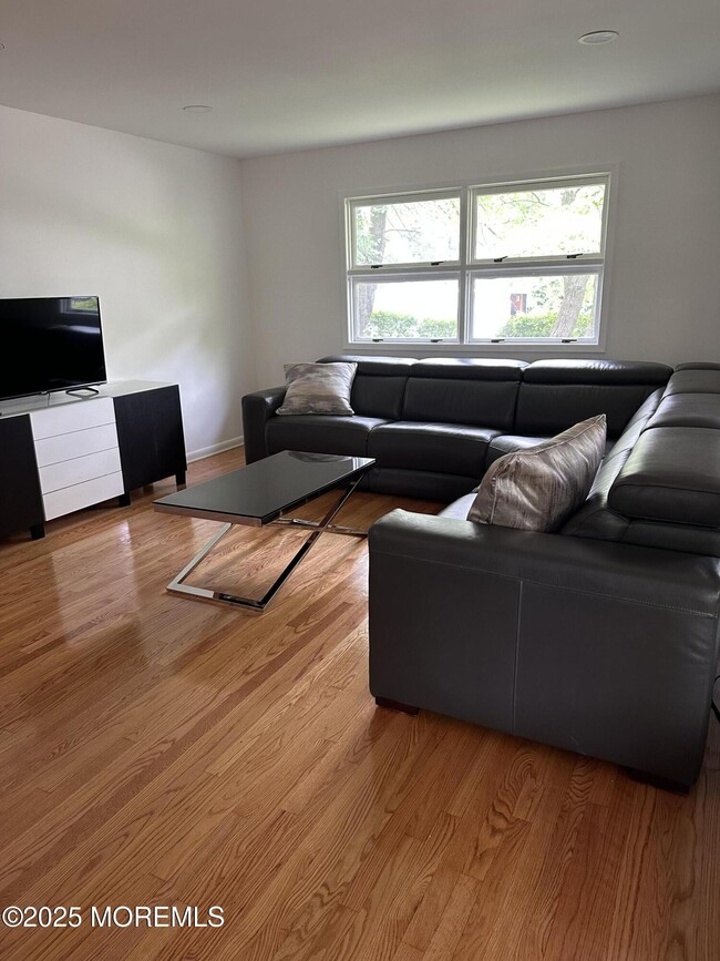 Foto del edificio - 172 Larchwood Ave
