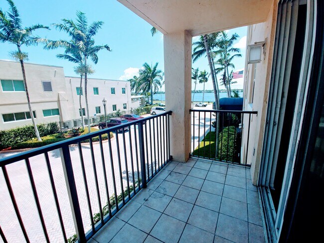 Building Photo - 1801 N Flagler Dr