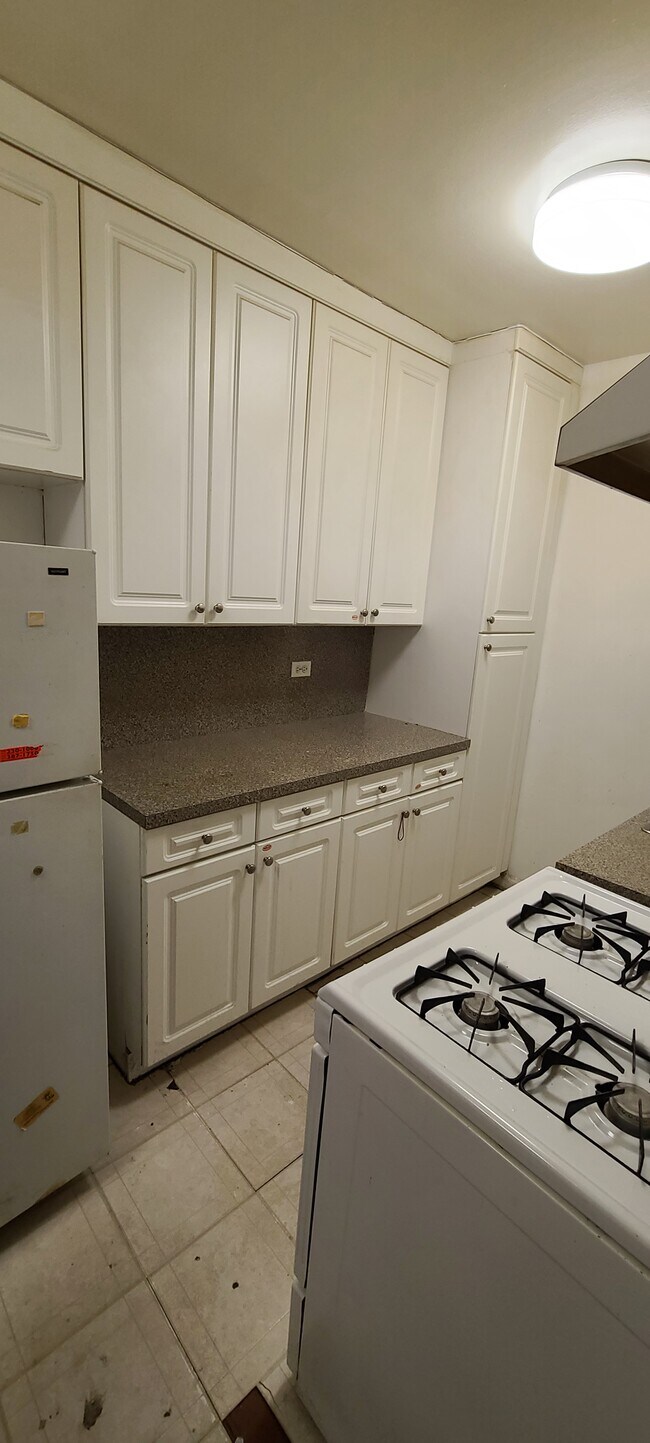 Building Photo - 1275 E 5th St