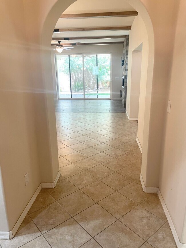 Building Photo - Gorgeous 2 Bed/2 Bath + Den Home In Litchf...