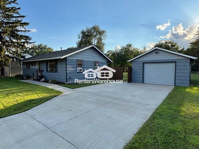 Foto del edificio - Clean, Quiet, and Updated – 3BR Bloomingto...