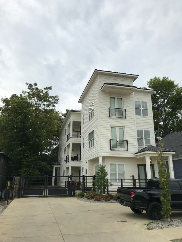 23 S Morrison St Unit 23 Morrison 301, Memphis, TN 38104 Room for