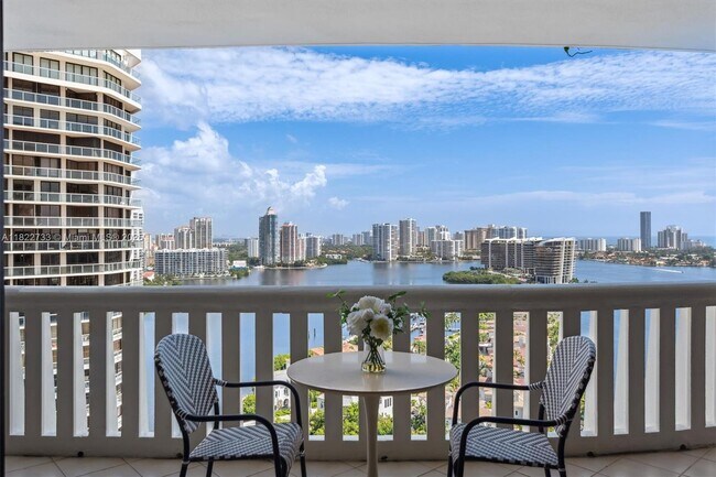 Foto del edificio - 3000 Island Blvd