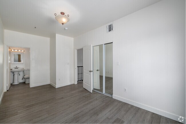 2 habitaciones, 2 baños - 1000 pies cuadrados - Dormitorio - 14655 Vanowen St