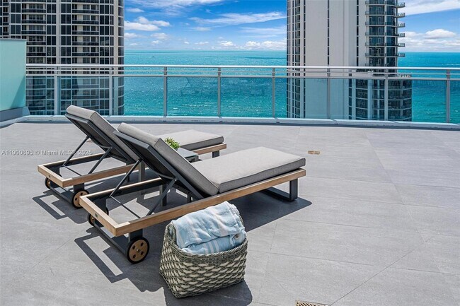 Building Photo - 17550 Collins Ave