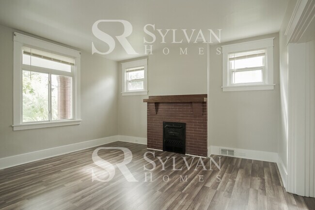 Building Photo - Historic 4 BR, 1.5 BA home with modern con...