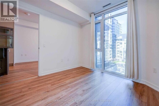 Photo du bâtiment - 576-576 Front St W