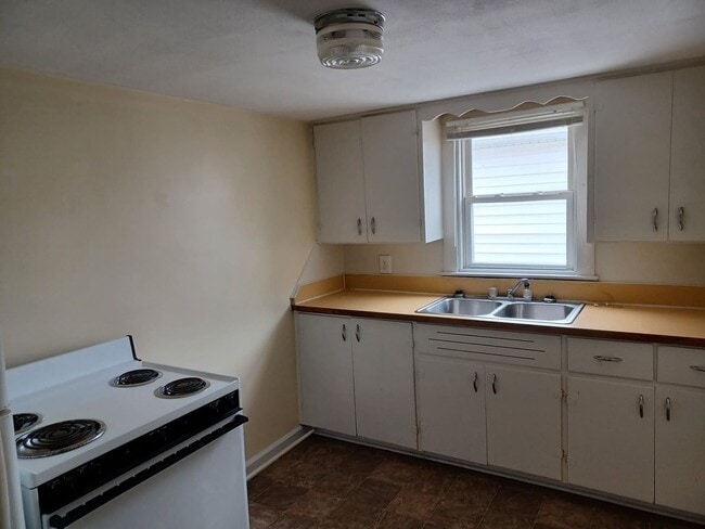 Building Photo - 85 N Kennebec Ave