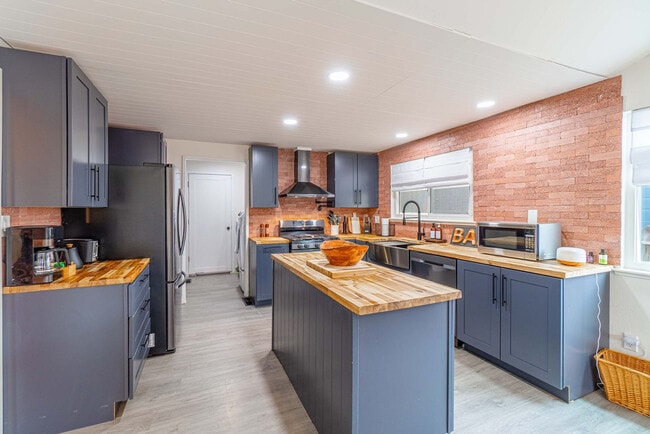 Building Photo - 2903 Pinewood Dr