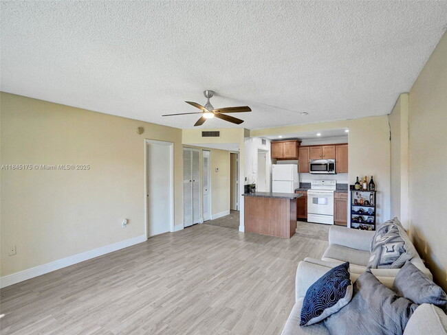 Building Photo - 4152 Inverrary Dr