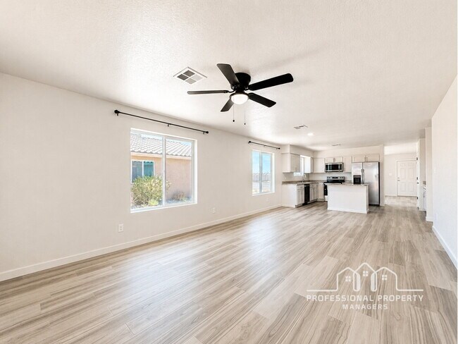 Foto del edificio - 4-bedroom, 2-bathroom home in Desert Oasis