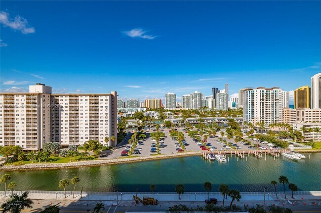 Foto del edificio - 500 Bayview Dr