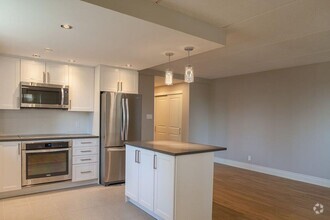 Building Photo - 4800 Maisonneuve Blvd W