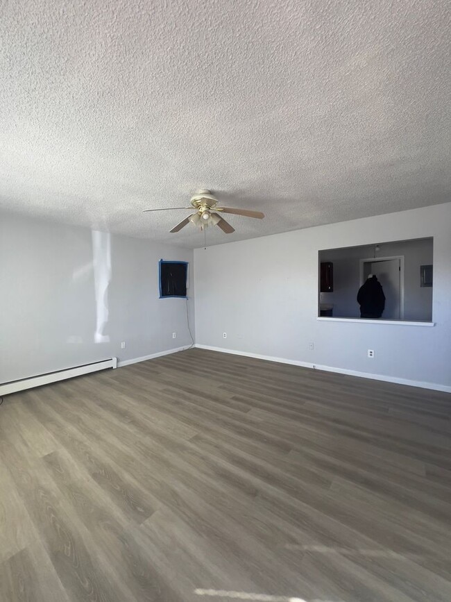 Building Photo - 4 bedroom 1 Bath w/ fenced yard