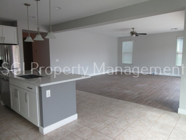 Building Photo - Stunning home with pool ready for move in