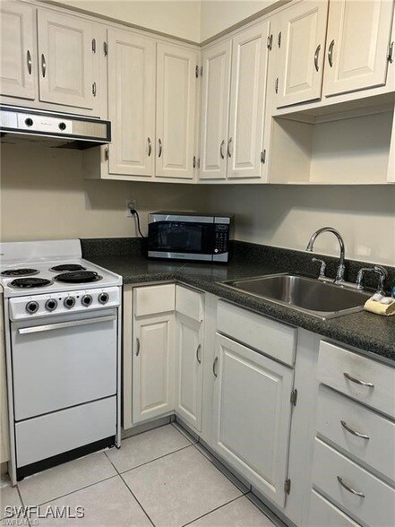 Foto del edificio - 190 N Collier Blvd