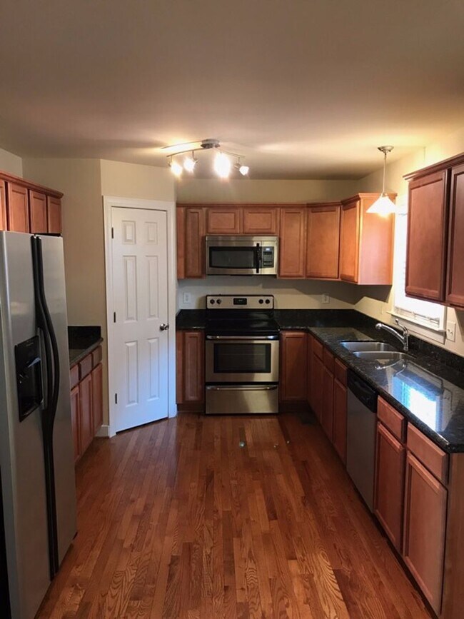 Building Photo - Gorgeous Single Family Home 4 Bedrooms, 2.5 Baths. Near VCU Just Off Cary Street.