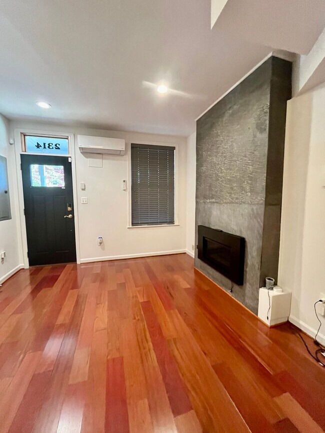 Building Photo - Beautiful 2 BR/1.5 BA Townhome in Anacostia!