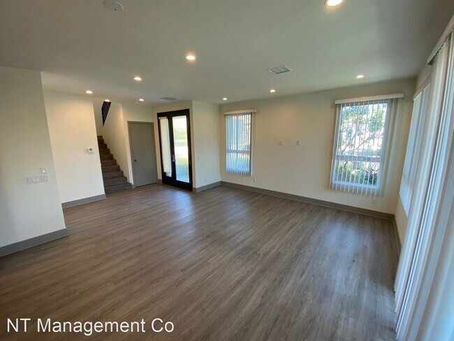 Building Photo - 4 br, 4 bath Apartment - 6548 & 6550 W. 86...