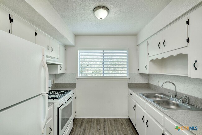 Building Photo - 11410 Pollyanna Ave