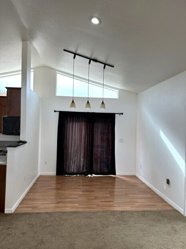 Building Photo - Spacious 3 bedroom home in Spring Creek wi...