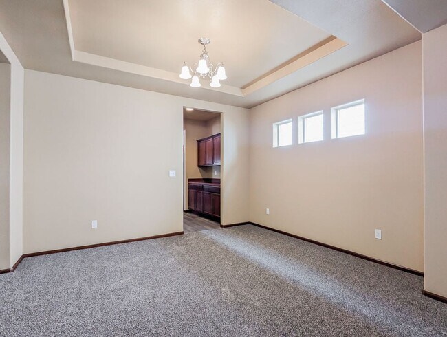 Foto del edificio - Spacious 4 bed/2.5bth Home W/ New Carpet &...