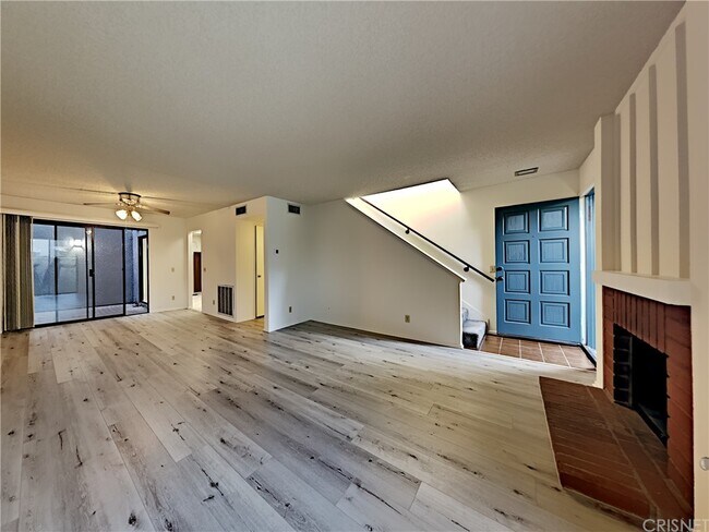 Foto del edificio - 23541 Victory Blvd