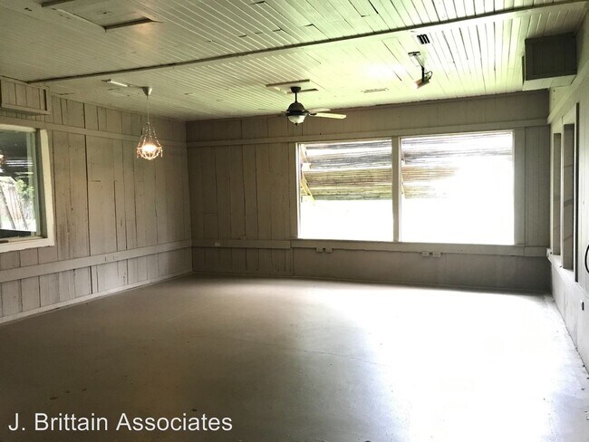 Building Photo - 350 Dearmanville Dr N