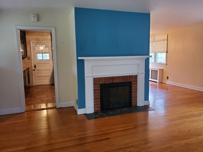 Building Photo - Update, single family ranch home in a grea...