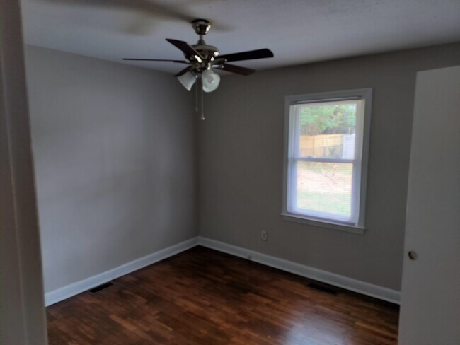 Building Photo - Elbow Room and Workshop