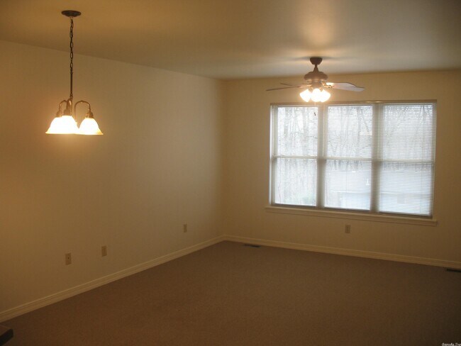 Building Photo - 405 Chickasha Dr