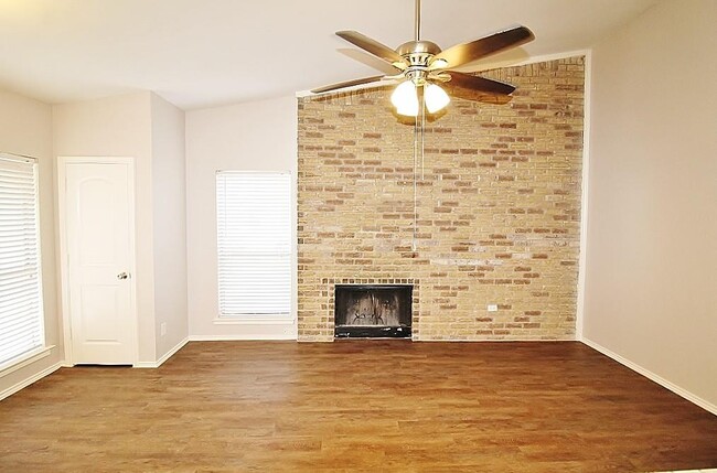 Building Photo - 6620 S Creek Dr