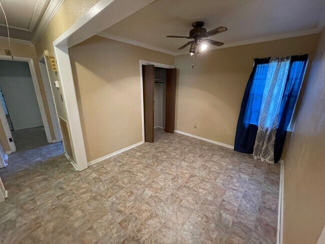 Foto del edificio - Large brick home - move in ready. Spacious den!