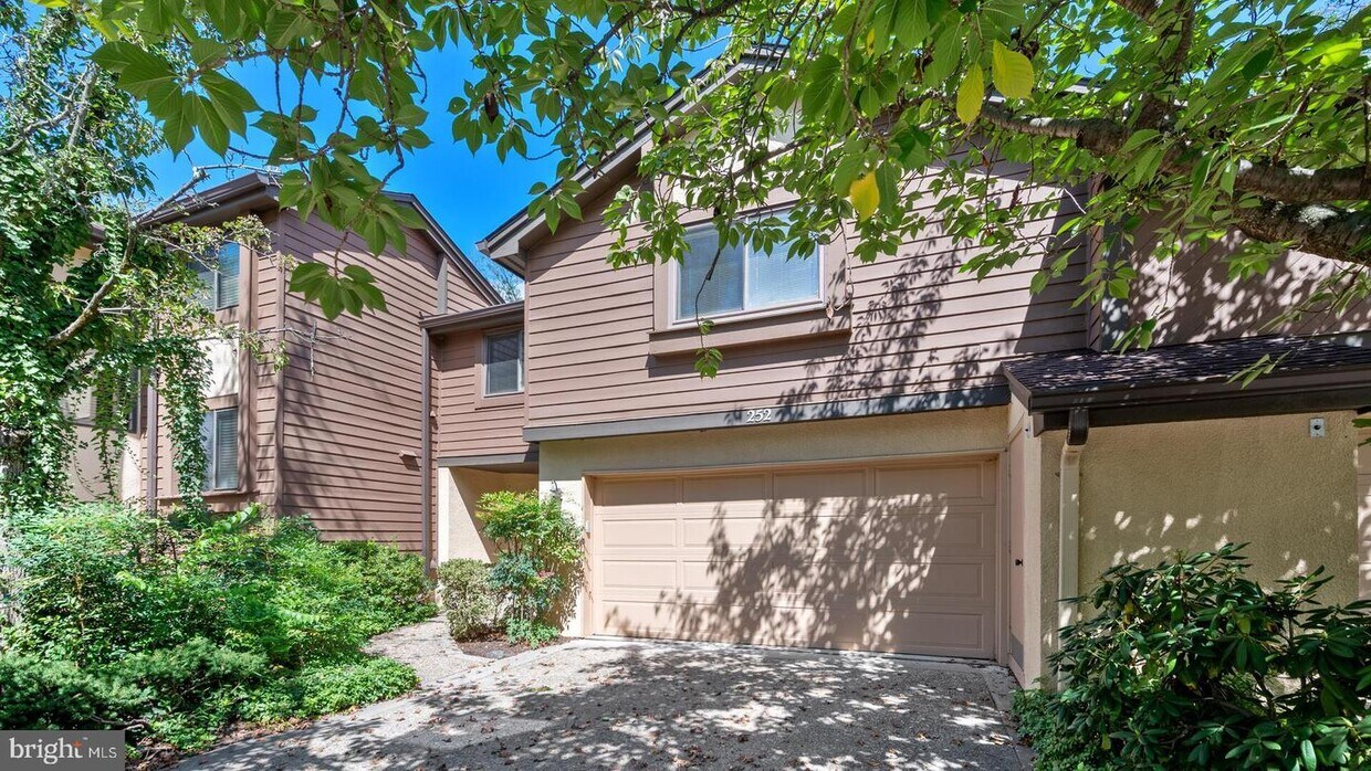 Primary Photo - 252 Sayre Dr