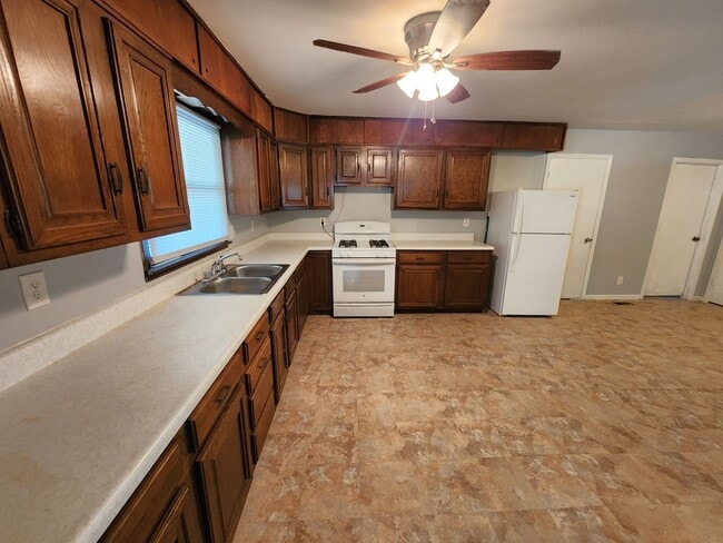 Building Photo - Big 3BR, 1.5 Bath rancher with garage and ...