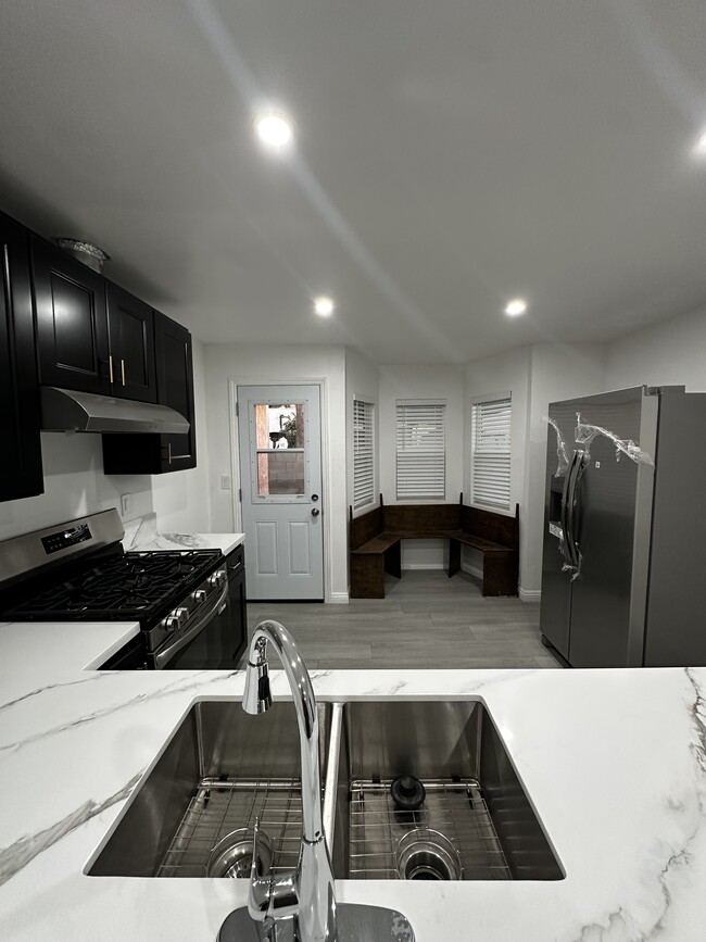 Foto del edificio - 2560 E Madison St