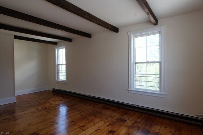Building Photo - 8 E Main St